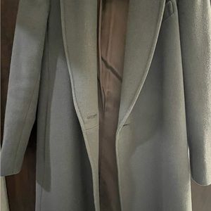 Gray 💯% polyester coat.